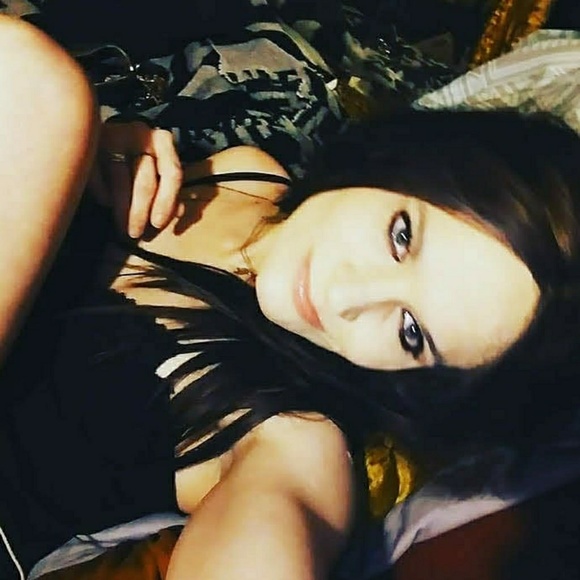 Meet your Posher, Ariel - Picture 2 of 3